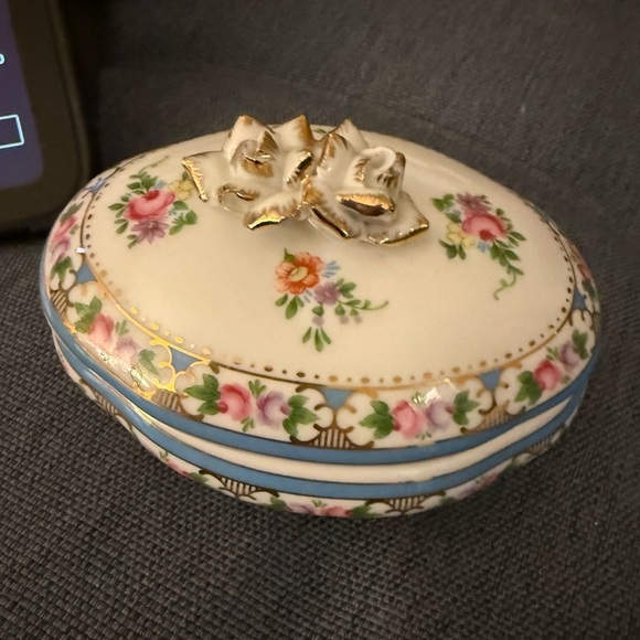 Vintage Porcelain Gold Gilded Oval Covered Trinket Box with Necklace. - Picture 2 of 4